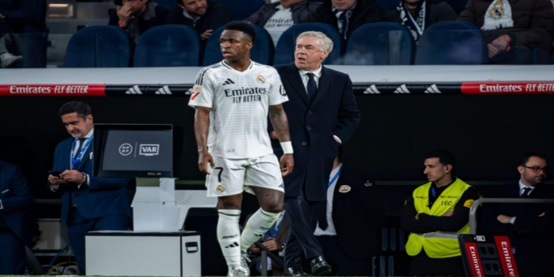 Ancelotti bốc hỏa vì Vinicius Jr