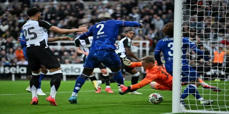 Brentford vùng lên nhưng Tonali định đoạt trận đấu