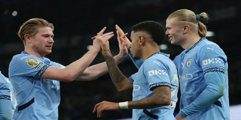 CĐV Man City chào đón Bobb như người hùng