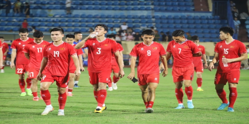 ĐT Việt Nam kém Thái Lan 10 bậc trên BXH FIFA