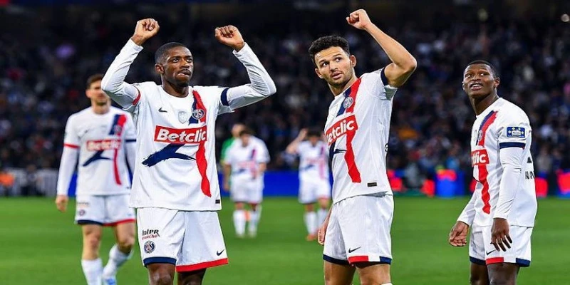 Dembele tỏa sáng với cú đúp