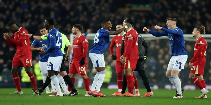 Liverpool giành chiến thắng, nhưng tranh cãi vẫn bùng nổ