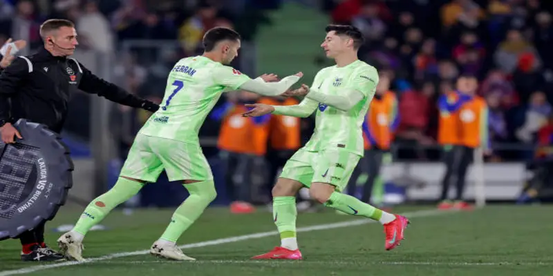 Sự kết hợp ăn ý giữa Lewandowski và Torres