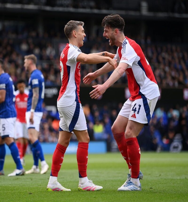 Trossard có ngày thi đấu cực kỳ tuyệt vời giúp Arsenal thắng Ipswich