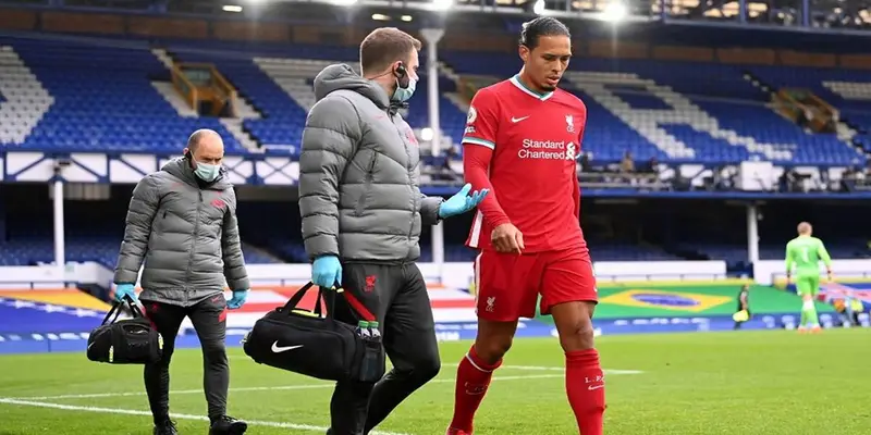 Van Dijk lạc lõng, Liverpool phòng ngự như gà mắc tóc